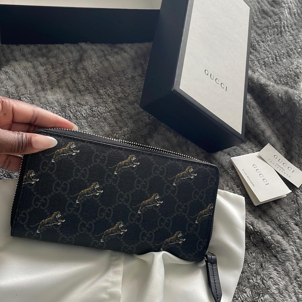 Authentic New Tiger Gucci zip around wallet